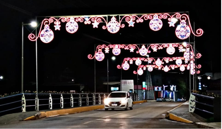 PREFEITURA DO MUNICÍPIO DE SENGÉS INVESTE EM DECORAÇÃO NATALINA  E ATRAI TURISTAS 